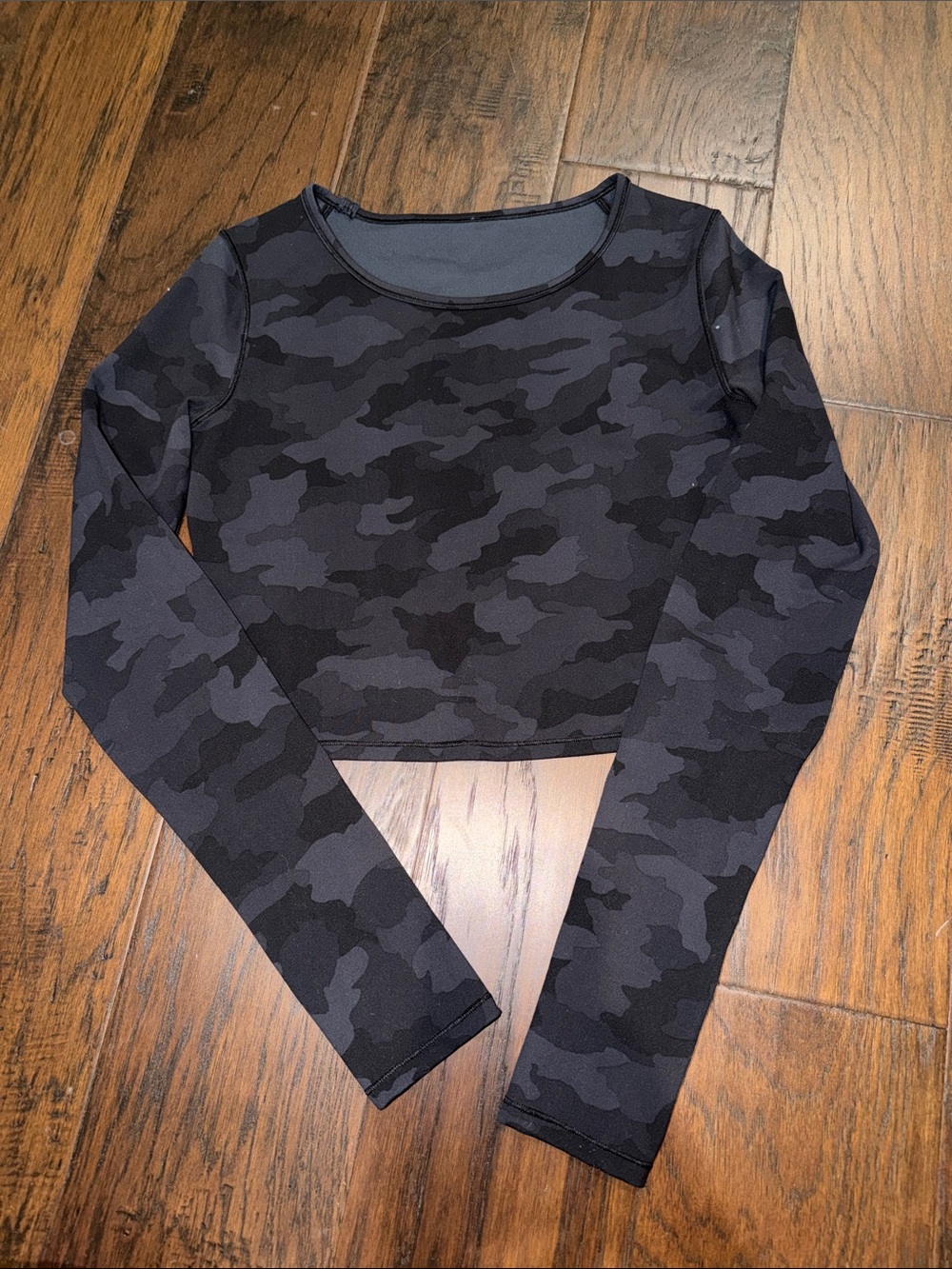 Lululemon camo cropped long sleeve